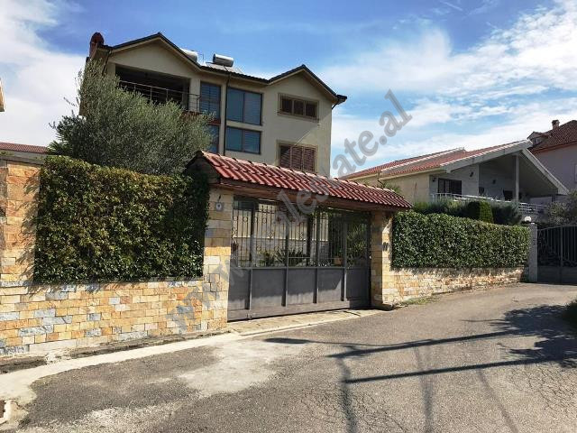 Three-story villa for sale near Universiteti Bujqesor i Tiranes.
It has a total surface of 500m2 di